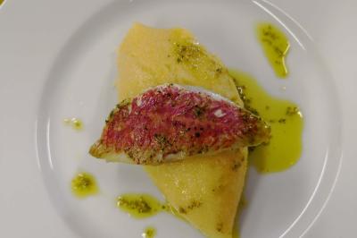 Miniature Traiteur Saint-Benoît (Vienne) - Le Lonjoie #13 Plateau de bouchées apéritives variées comprenant mini-burgers, brochettes, verrines et cubes de pain doré.