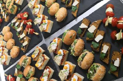 Miniature Traiteur Saint-Benoît (Vienne) - Le Lonjoie #14 Plateau de bouchées apéritives variées comprenant mini-burgers, brochettes, verrines et cubes de pain doré.