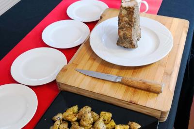 Miniature Traiteur Saint-Benoît (Vienne) - Le Lonjoie #15 Plateau de bouchées apéritives variées comprenant mini-burgers, brochettes, verrines et cubes de pain doré.