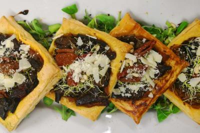 Miniature Traiteur Saint-Benoît (Vienne) - Le Lonjoie #16 Plateau de bouchées apéritives variées comprenant mini-burgers, brochettes, verrines et cubes de pain doré.