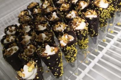 Miniature Traiteur Saint-Benoît (Vienne) - Le Lonjoie #17 Plateau de bouchées apéritives variées comprenant mini-burgers, brochettes, verrines et cubes de pain doré.