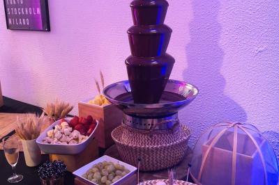 Miniature Traiteur Saint-Benoît (Vienne) - Le Lonjoie #18 Plateau de bouchées apéritives variées comprenant mini-burgers, brochettes, verrines et cubes de pain doré.