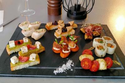 Miniature Traiteur Saint-Benoît (Vienne) - Le Lonjoie #19 Plateau de bouchées apéritives variées comprenant mini-burgers, brochettes, verrines et cubes de pain doré.