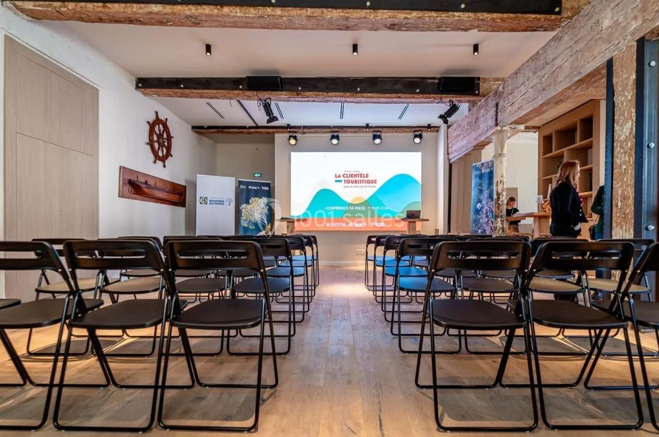 Les Grandes Halles du Vieux Port - salle de réunion connectée avec tableau interactif Marseille