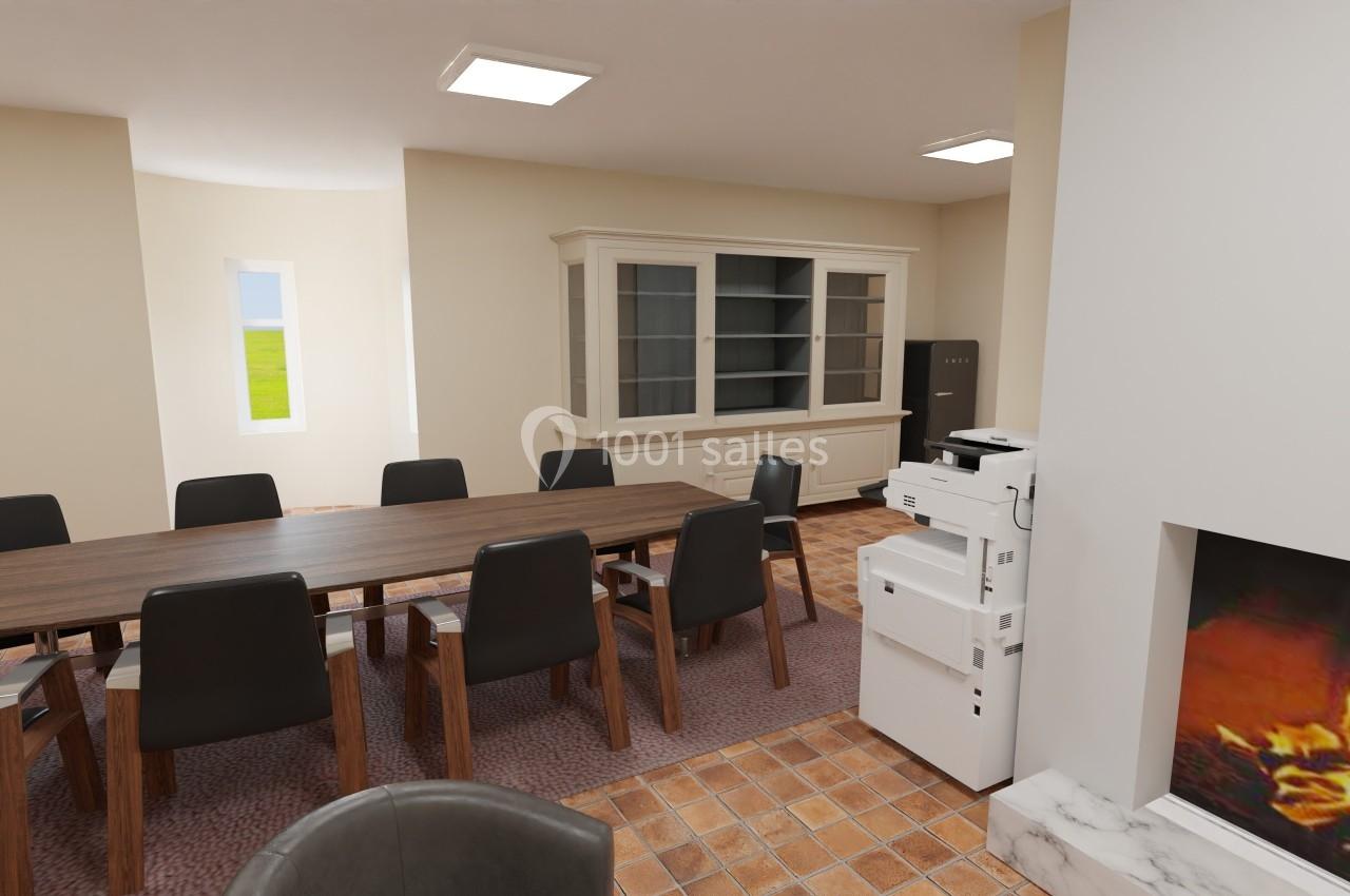 Salle de réunion avec une grande table en bois, chaises noires, cheminée allumée et mobilier de rangement en arrière-plan.