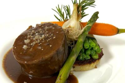 Miniature Traiteur Yerres (Essonne) - Vip Traiteur #3 Bouteille de champagne et flûtes remplies d'un cocktail bleu, disposées sur une table en extérieur.