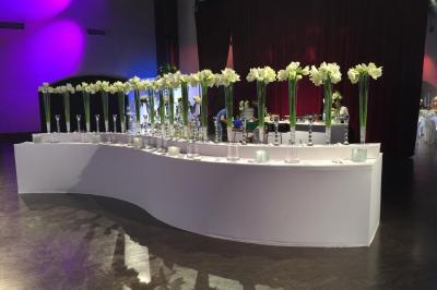 Miniature Traiteur Yerres (Essonne) - Vip Traiteur #10 Bouteille de champagne et flûtes remplies d'un cocktail bleu, disposées sur une table en extérieur.