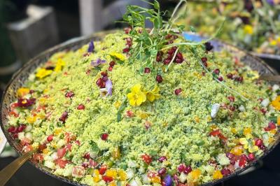 Miniature Traiteur Yerres (Essonne) - Vip Traiteur #16 Bouteille de champagne et flûtes remplies d'un cocktail bleu, disposées sur une table en extérieur.