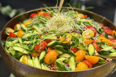 Miniature Traiteur Yerres (Essonne) - Vip Traiteur #17 Bouteille de champagne et flûtes remplies d'un cocktail bleu, disposées sur une table en extérieur.