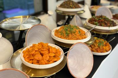 Miniature Traiteur Yerres (Essonne) - Vip Traiteur #20 Bouteille de champagne et flûtes remplies d'un cocktail bleu, disposées sur une table en extérieur.