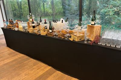 Miniature Traiteur Yerres (Essonne) - Vip Traiteur #22 Bouteille de champagne et flûtes remplies d'un cocktail bleu, disposées sur une table en extérieur.