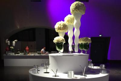 Miniature Traiteur Yerres (Essonne) - Vip Traiteur #27 Bouteille de champagne et flûtes remplies d'un cocktail bleu, disposées sur une table en extérieur.