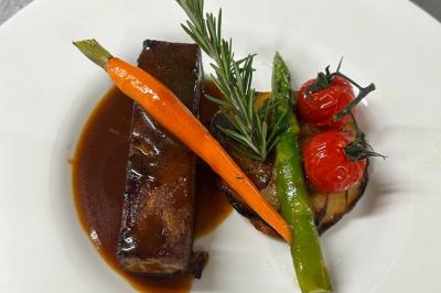 Miniature Traiteur Yerres (Essonne) - Vip Traiteur #5 Bouteille de champagne et flûtes remplies d'un cocktail bleu, disposées sur une table en extérieur.