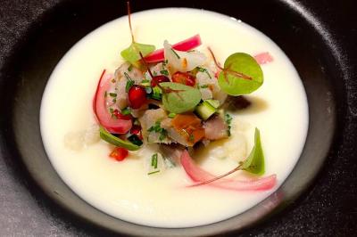 Miniature Traiteur Yerres (Essonne) - Vip Traiteur #6 Bouteille de champagne et flûtes remplies d'un cocktail bleu, disposées sur une table en extérieur.