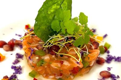 Miniature Traiteur Yerres (Essonne) - Vip Traiteur #9 Bouteille de champagne et flûtes remplies d'un cocktail bleu, disposées sur une table en extérieur.