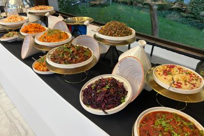 Miniature Traiteur Yerres (Essonne) - Vip Traiteur #19 Bouteille de champagne et flûtes remplies d'un cocktail bleu, disposées sur une table en extérieur.