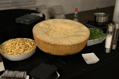 Miniature Traiteur Yerres (Essonne) - Vip Traiteur #23 Bouteille de champagne et flûtes remplies d'un cocktail bleu, disposées sur une table en extérieur.