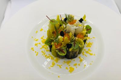 Miniature Traiteur Yerres (Essonne) - Vip Traiteur #24 Bouteille de champagne et flûtes remplies d'un cocktail bleu, disposées sur une table en extérieur.