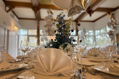 Miniature Traiteur Yerres (Essonne) - Vip Traiteur #25 Bouteille de champagne et flûtes remplies d'un cocktail bleu, disposées sur une table en extérieur.