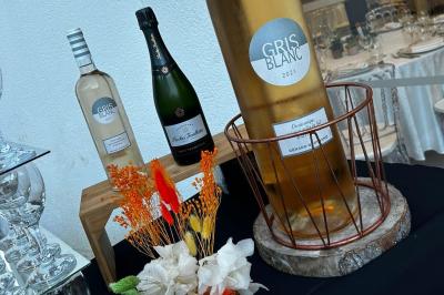 Miniature Traiteur Yerres (Essonne) - Vip Traiteur #28 Bouteille de champagne et flûtes remplies d'un cocktail bleu, disposées sur une table en extérieur.