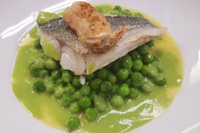 Miniature Traiteur Nice (Alpes-Maritimes) - Jo Chef Privé #2 Assiette gastronomique composée de crevettes, légumes, pommes de terre et perles de sauce, présentée avec soin.