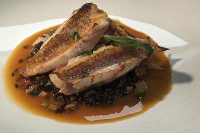 Miniature Traiteur Nice (Alpes-Maritimes) - Jo Chef Privé #3 Assiette gastronomique composée de crevettes, légumes, pommes de terre et perles de sauce, présentée avec soin.