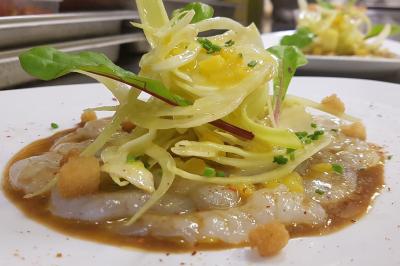 Miniature Traiteur Nice (Alpes-Maritimes) - Jo Chef Privé #4 Assiette gastronomique composée de crevettes, légumes, pommes de terre et perles de sauce, présentée avec soin.