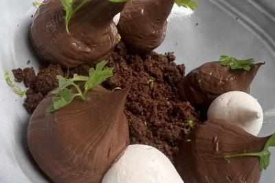 Miniature Traiteur Nice (Alpes-Maritimes) - Jo Chef Privé #6 Assiette gastronomique composée de crevettes, légumes, pommes de terre et perles de sauce, présentée avec soin.