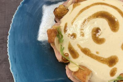 Miniature Traiteur Nice (Alpes-Maritimes) - Jo Chef Privé #7 Assiette gastronomique composée de crevettes, légumes, pommes de terre et perles de sauce, présentée avec soin.