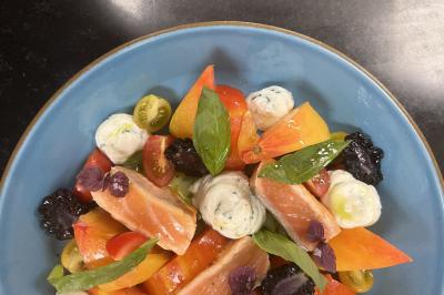 Miniature Traiteur Nice (Alpes-Maritimes) - Jo Chef Privé #8 Assiette gastronomique composée de crevettes, légumes, pommes de terre et perles de sauce, présentée avec soin.