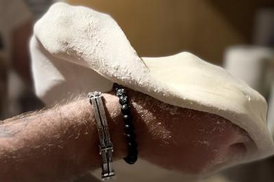 Miniature Traiteur Nice (Alpes-Maritimes) - Jo Chef Privé #9 Assiette gastronomique composée de crevettes, légumes, pommes de terre et perles de sauce, présentée avec soin.