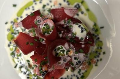 Miniature Traiteur Nice (Alpes-Maritimes) - Jo Chef Privé #10 Assiette gastronomique composée de crevettes, légumes, pommes de terre et perles de sauce, présentée avec soin.