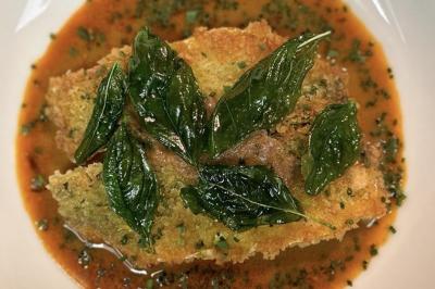 Miniature Traiteur Nice (Alpes-Maritimes) - Jo Chef Privé #11 Assiette gastronomique composée de crevettes, légumes, pommes de terre et perles de sauce, présentée avec soin.