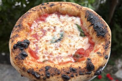 Miniature Traiteur Nice (Alpes-Maritimes) - Jo Chef Privé #14 Assiette gastronomique composée de crevettes, légumes, pommes de terre et perles de sauce, présentée avec soin.