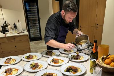 Miniature Traiteur Nice (Alpes-Maritimes) - Jo Chef Privé #16 Assiette gastronomique composée de crevettes, légumes, pommes de terre et perles de sauce, présentée avec soin.