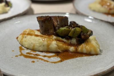 Miniature Traiteur Nice (Alpes-Maritimes) - Jo Chef Privé #17 Assiette gastronomique composée de crevettes, légumes, pommes de terre et perles de sauce, présentée avec soin.