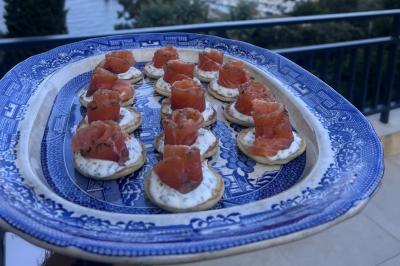 Miniature Traiteur Nice (Alpes-Maritimes) - Jo Chef Privé #18 Assiette gastronomique composée de crevettes, légumes, pommes de terre et perles de sauce, présentée avec soin.