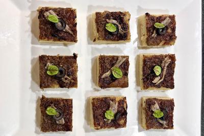 Miniature Traiteur Nice (Alpes-Maritimes) - Jo Chef Privé #20 Assiette gastronomique composée de crevettes, légumes, pommes de terre et perles de sauce, présentée avec soin.