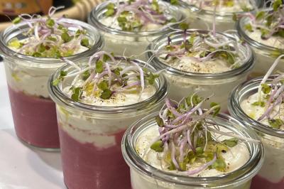 Miniature Traiteur Nice (Alpes-Maritimes) - Jo Chef Privé #21 Assiette gastronomique composée de crevettes, légumes, pommes de terre et perles de sauce, présentée avec soin.