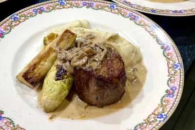 Miniature Traiteur Nice (Alpes-Maritimes) - Jo Chef Privé #23 Assiette gastronomique composée de crevettes, légumes, pommes de terre et perles de sauce, présentée avec soin.