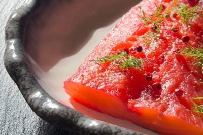 Miniature Traiteur Nice (Alpes-Maritimes) - Jo Chef Privé #24 Assiette gastronomique composée de crevettes, légumes, pommes de terre et perles de sauce, présentée avec soin.