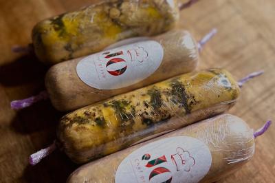 Miniature Traiteur Nice (Alpes-Maritimes) - Jo Chef Privé #25 Assiette gastronomique composée de crevettes, légumes, pommes de terre et perles de sauce, présentée avec soin.