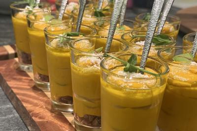 Miniature Traiteur Nice (Alpes-Maritimes) - Jo Chef Privé #27 Assiette gastronomique composée de crevettes, légumes, pommes de terre et perles de sauce, présentée avec soin.