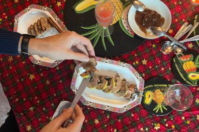 Miniature Traiteur Nice (Alpes-Maritimes) - Jo Chef Privé #28 Assiette gastronomique composée de crevettes, légumes, pommes de terre et perles de sauce, présentée avec soin.