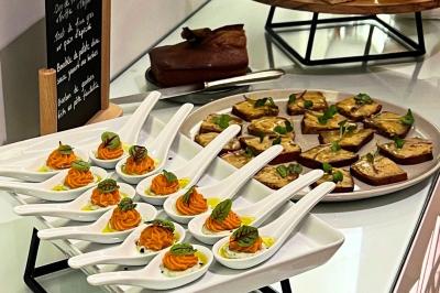 Miniature Traiteur Nice (Alpes-Maritimes) - Jo Chef Privé #30 Assiette gastronomique composée de crevettes, légumes, pommes de terre et perles de sauce, présentée avec soin.