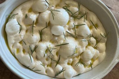 Miniature Traiteur Nice (Alpes-Maritimes) - Jo Chef Privé #32 Assiette gastronomique composée de crevettes, légumes, pommes de terre et perles de sauce, présentée avec soin.