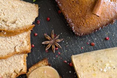 Miniature Traiteur Nice (Alpes-Maritimes) - Jo Chef Privé #34 Assiette gastronomique composée de crevettes, légumes, pommes de terre et perles de sauce, présentée avec soin.