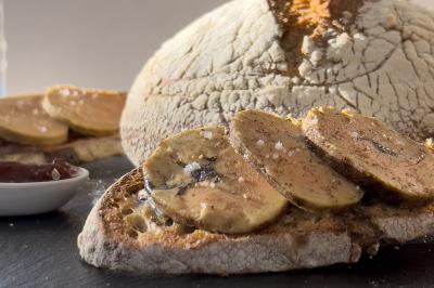 Miniature Traiteur Nice (Alpes-Maritimes) - Jo Chef Privé #35 Assiette gastronomique composée de crevettes, légumes, pommes de terre et perles de sauce, présentée avec soin.