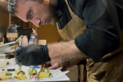 Miniature Traiteur Nice (Alpes-Maritimes) - Jo Chef Privé #36 Assiette gastronomique composée de crevettes, légumes, pommes de terre et perles de sauce, présentée avec soin.