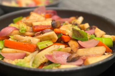 Miniature Traiteur Nice (Alpes-Maritimes) - Jo Chef Privé #37 Assiette gastronomique composée de crevettes, légumes, pommes de terre et perles de sauce, présentée avec soin.